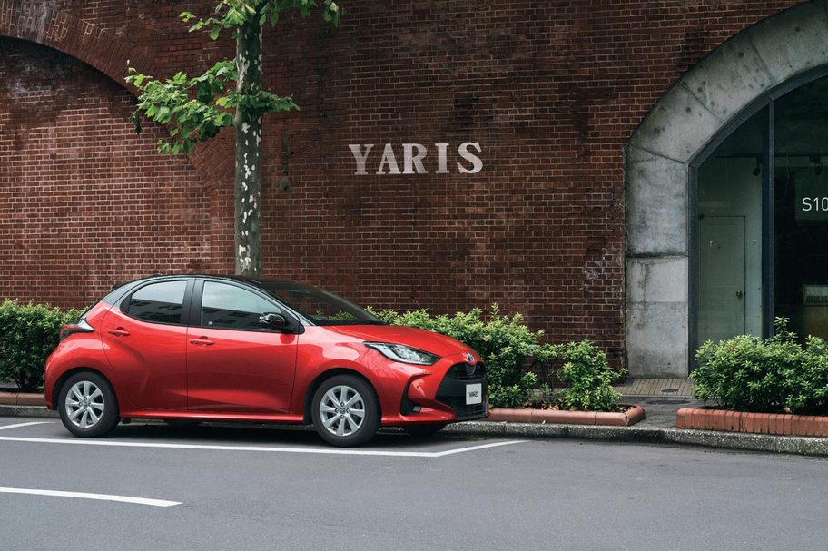 YARIS_RED_BLACK