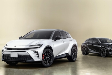 (左):特別仕様車 SPORT RS “THE 70th” (ベース車両はSPORT RS)